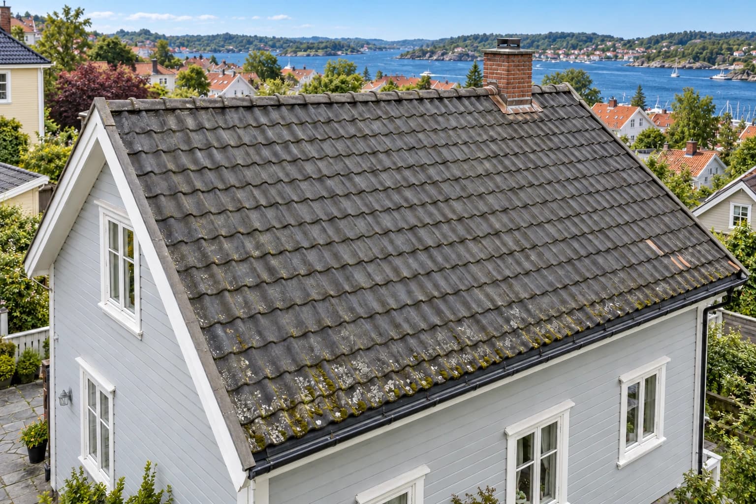 Illustrert eldre betongsteinstak i et bomiljø inspirert av Kristiansand
